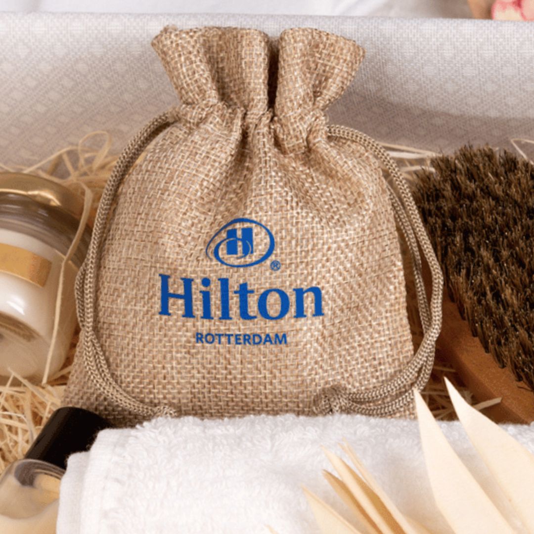 Personalizowane woreczki jutowe z logo Hilton
